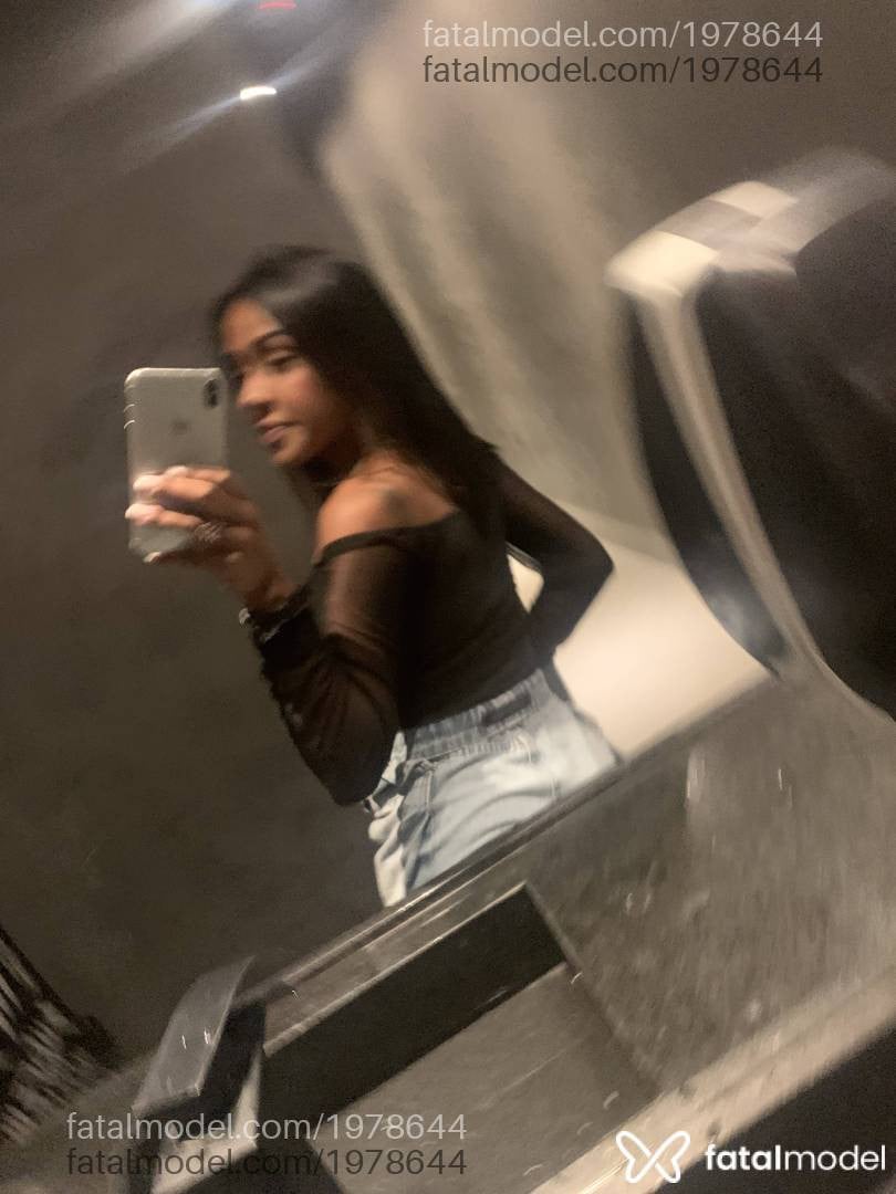 Acompanhante mulher morena (o) de olhos castanhos - Vick Dias