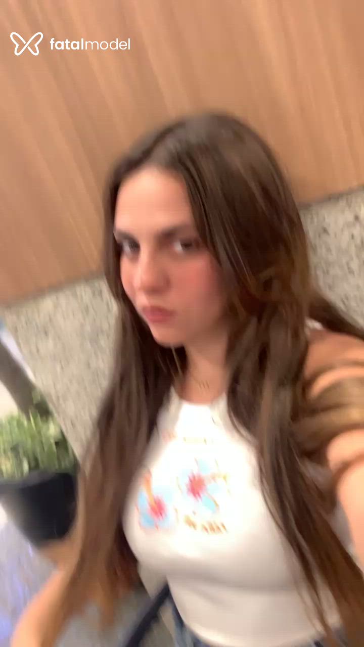 Acompanhante mulher loira (o) de olhos castanhos - Lolobaby Acompanhante mulher loira (o) de olhos castanhos - Lolobaby