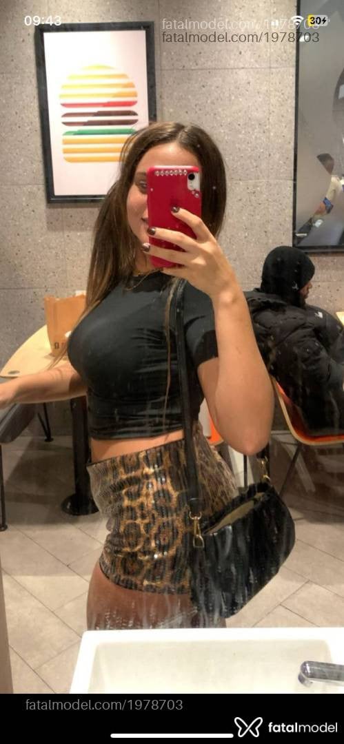 Acompanhante mulher loira (o) de olhos castanhos - Lolobaby