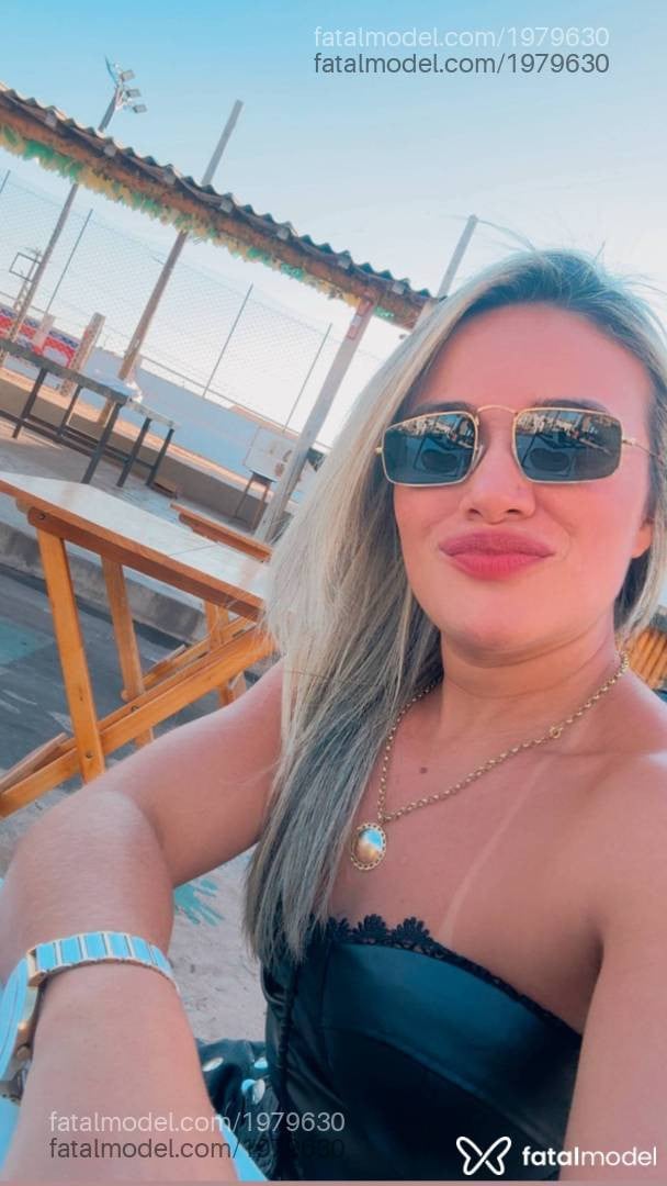 Acompanhante mulher loira (o) de olhos pretos - Milla