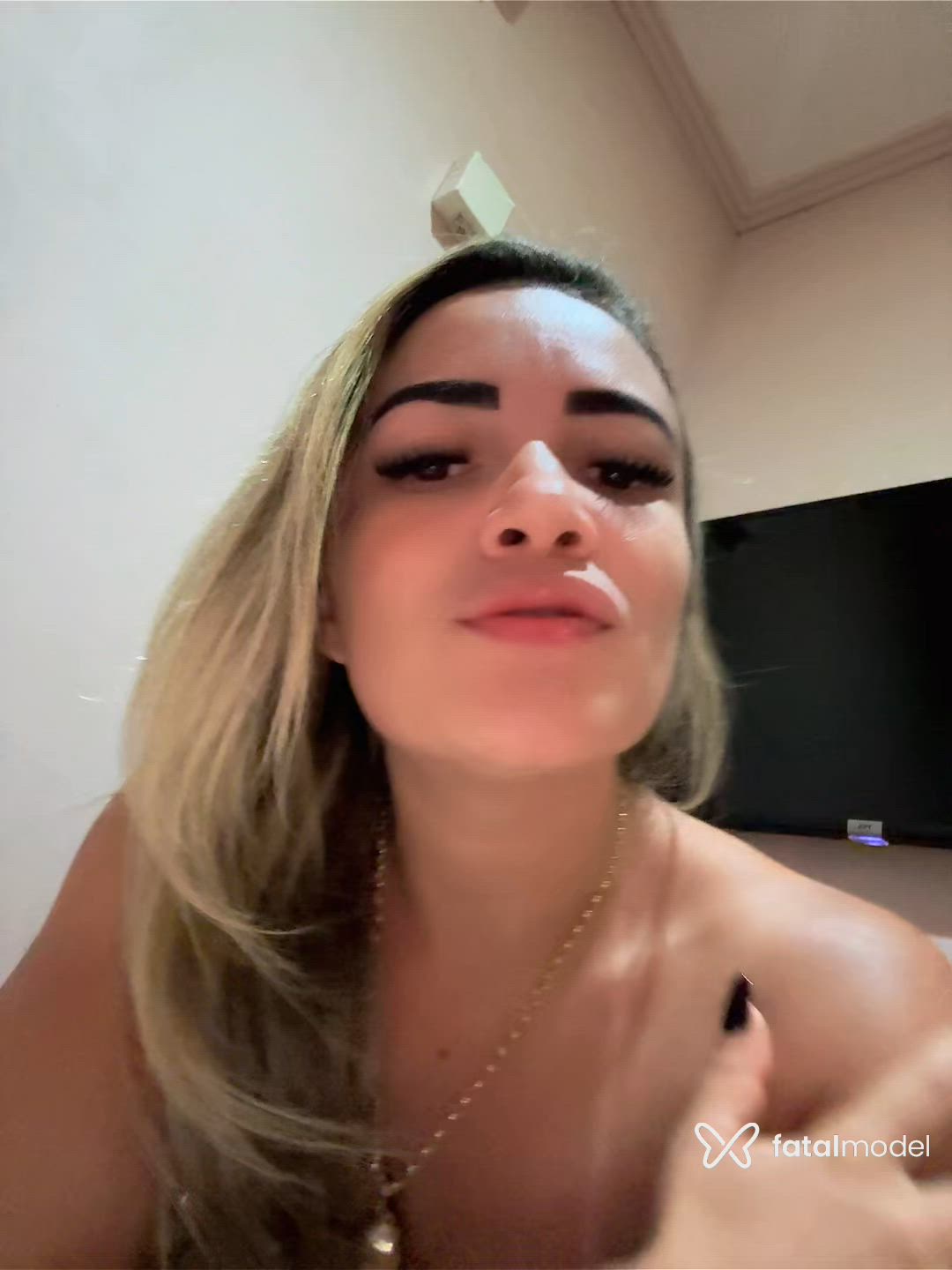 Acompanhante mulher loira (o) de olhos pretos - Milla