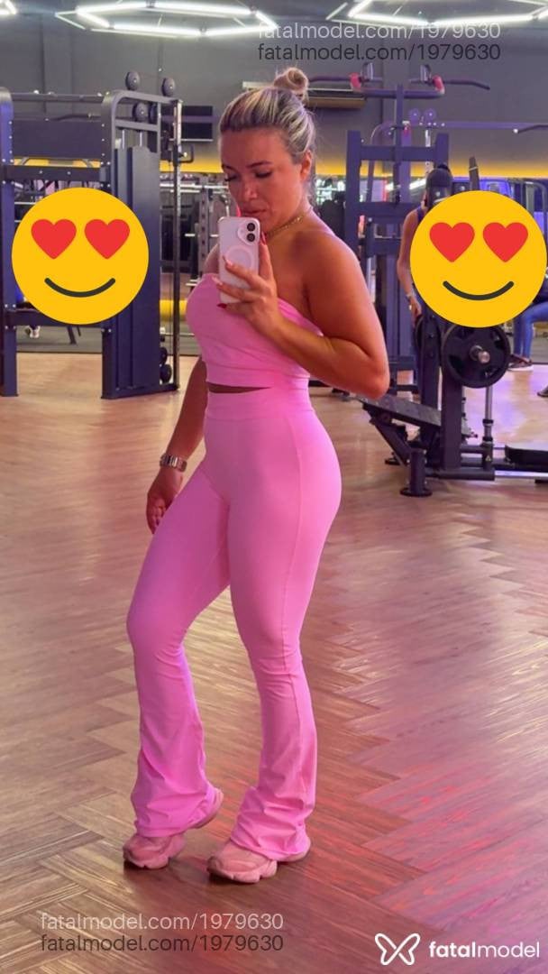 Acompanhante mulher loira (o) de olhos pretos - Milla