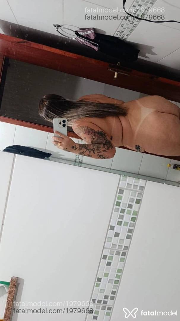 Acompanhante mulher loira (o) de olhos castanhos - Anthonella