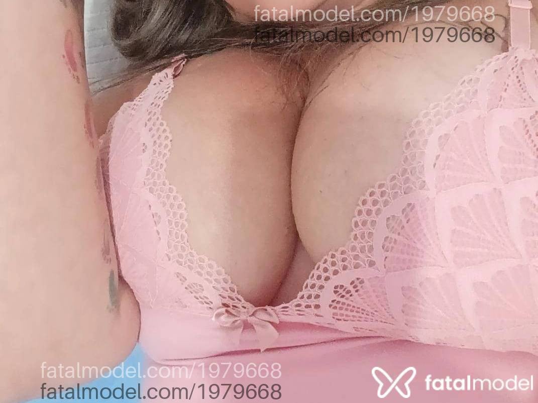 Acompanhante mulher loira (o) de olhos castanhos - Anthonella