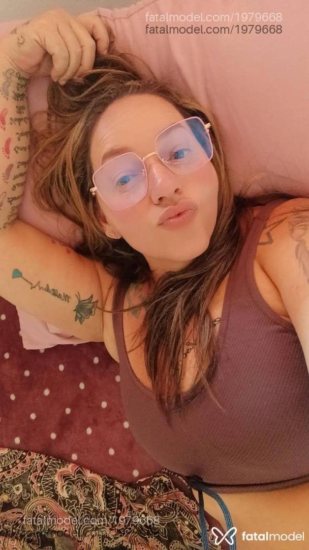 Acompanhante mulher loira (o) de olhos castanhos - Anthonella