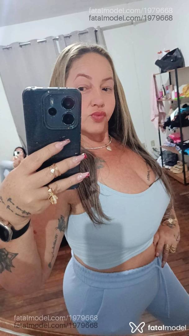 Acompanhante mulher loira (o) de olhos castanhos - Anthonella