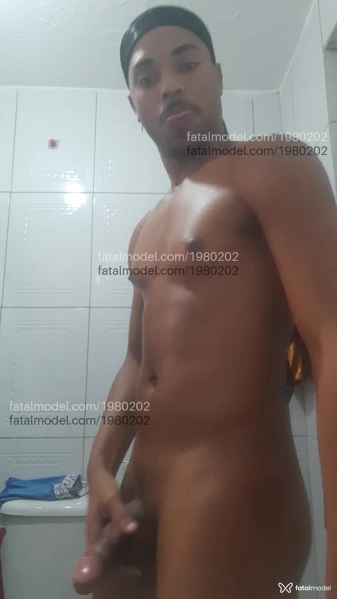 Acompanhante homem morena (o) de olhos castanhos em Rio de Janeiro - Preto