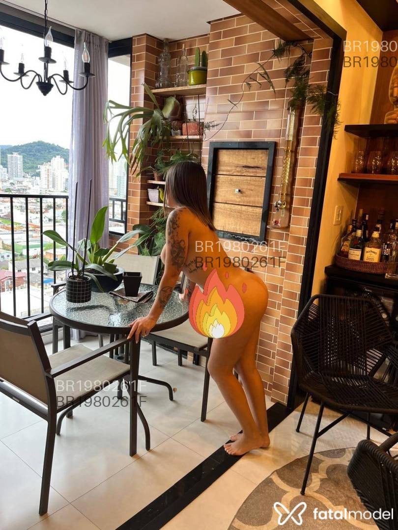 Acompanhante mulher com cabelo castanho de olhos castanhos em Porto Alegre - Mia Lacerda