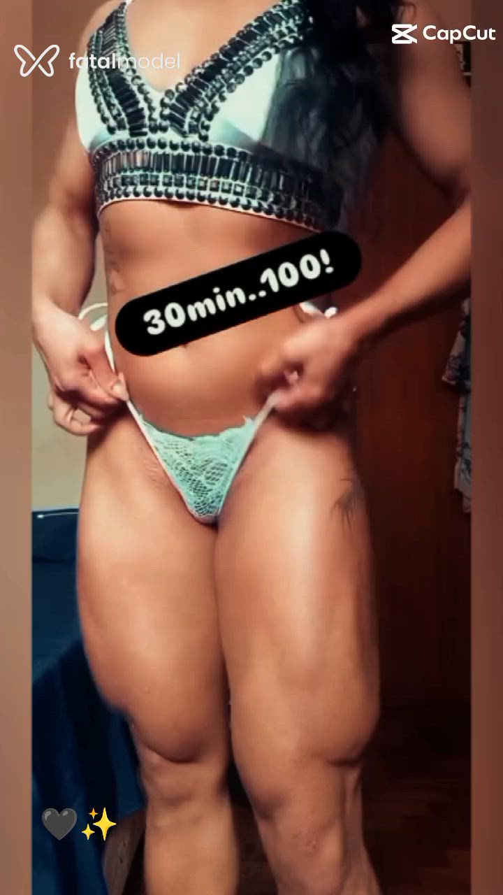 Acompanhante mulher com cabelo colorido de olhos pretos - VICTORIA LINHARES