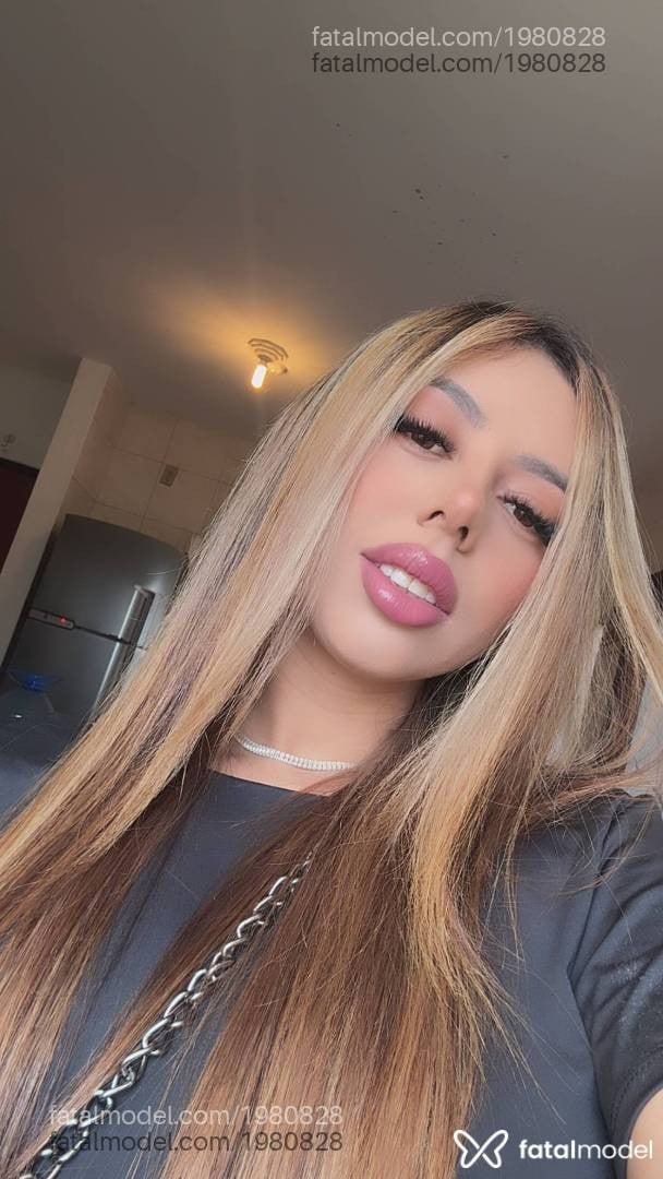 Acompanhante mulher loira (o) de olhos castanhos - Dani