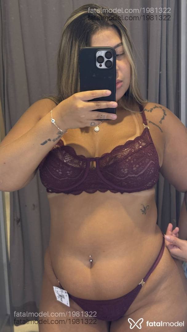 Acompanhante mulher loira (o) de olhos pretos - Jady