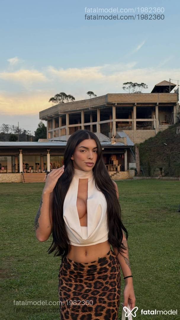 Acompanhante mulher trans morena (o) de olhos mel - Stella