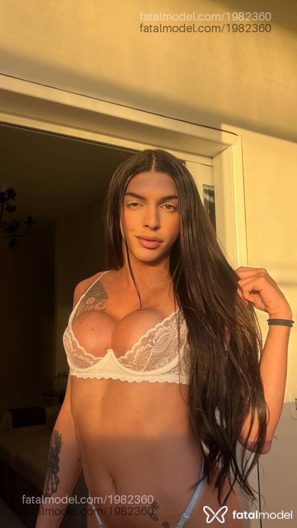 Acompanhante mulher trans morena (o) de olhos mel - Stella