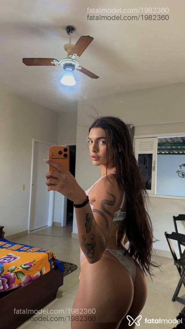 Acompanhante mulher trans morena (o) de olhos mel - Stella