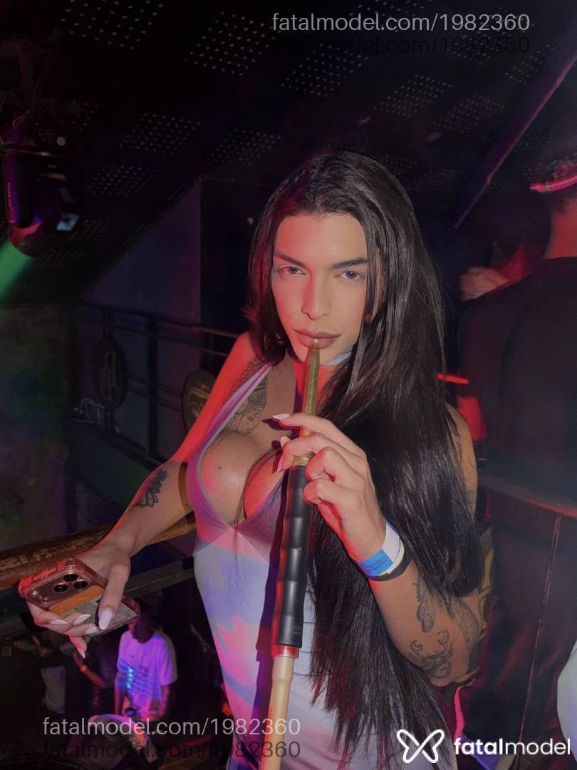 Acompanhante mulher trans morena (o) de olhos mel - Stella
