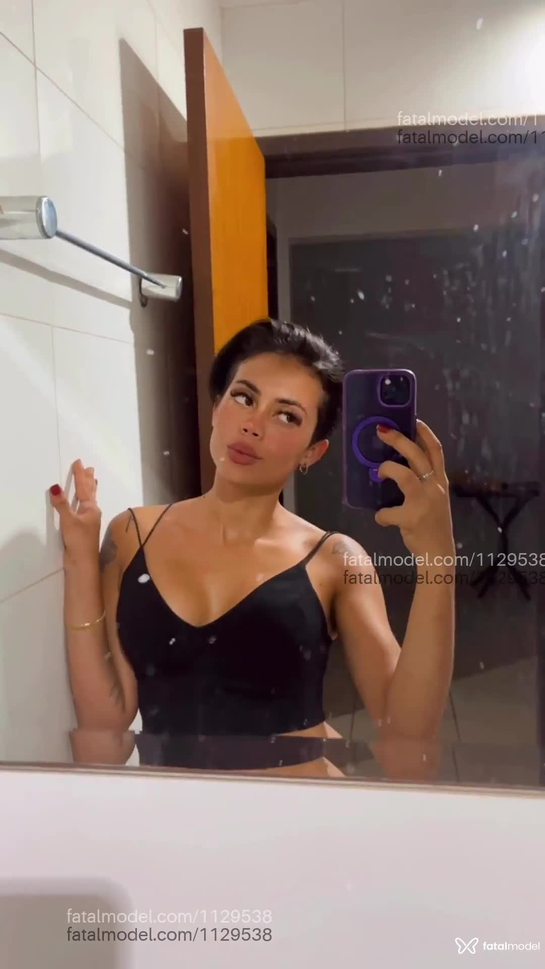 Acompanhante mulher com cabelo castanho de olhos castanhos - Manuela Tequeres Acompanhante mulher com cabelo castanho de olhos castanhos - Manuela Tequeres