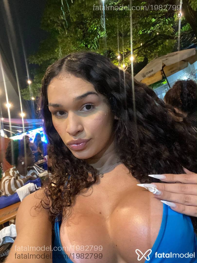 Acompanhante mulher trans com cabelo castanho de olhos pretos - Isa