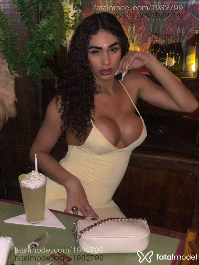 Acompanhante mulher trans com cabelo castanho de olhos pretos - Isa