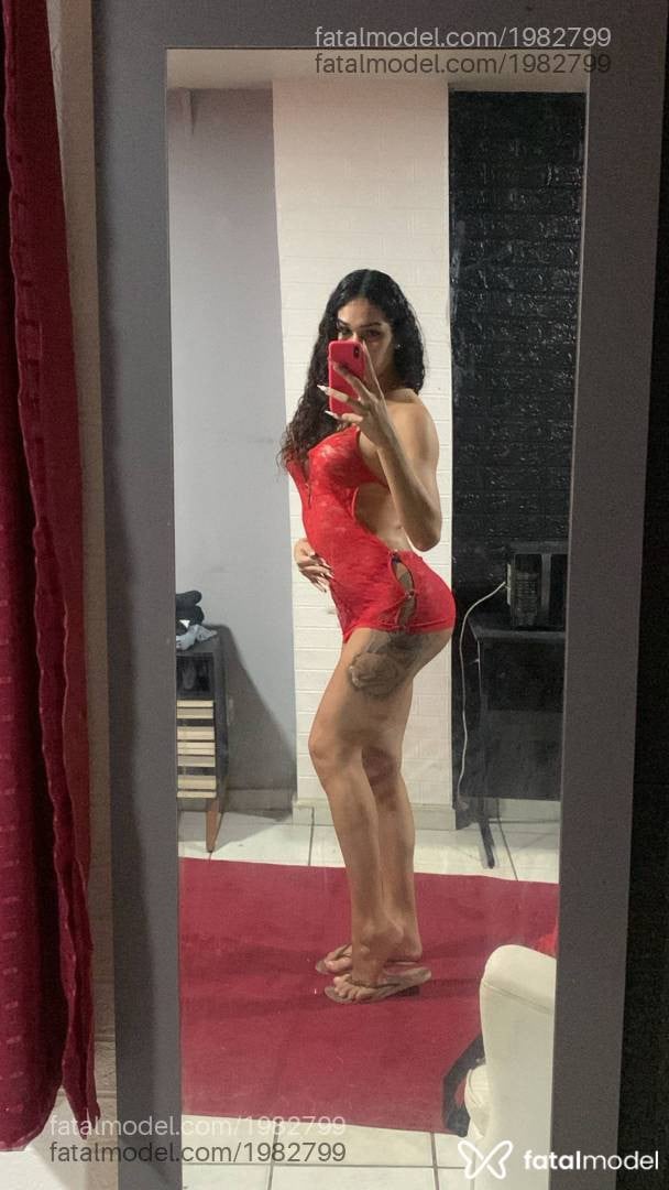 Acompanhante mulher trans com cabelo castanho de olhos pretos - Isa