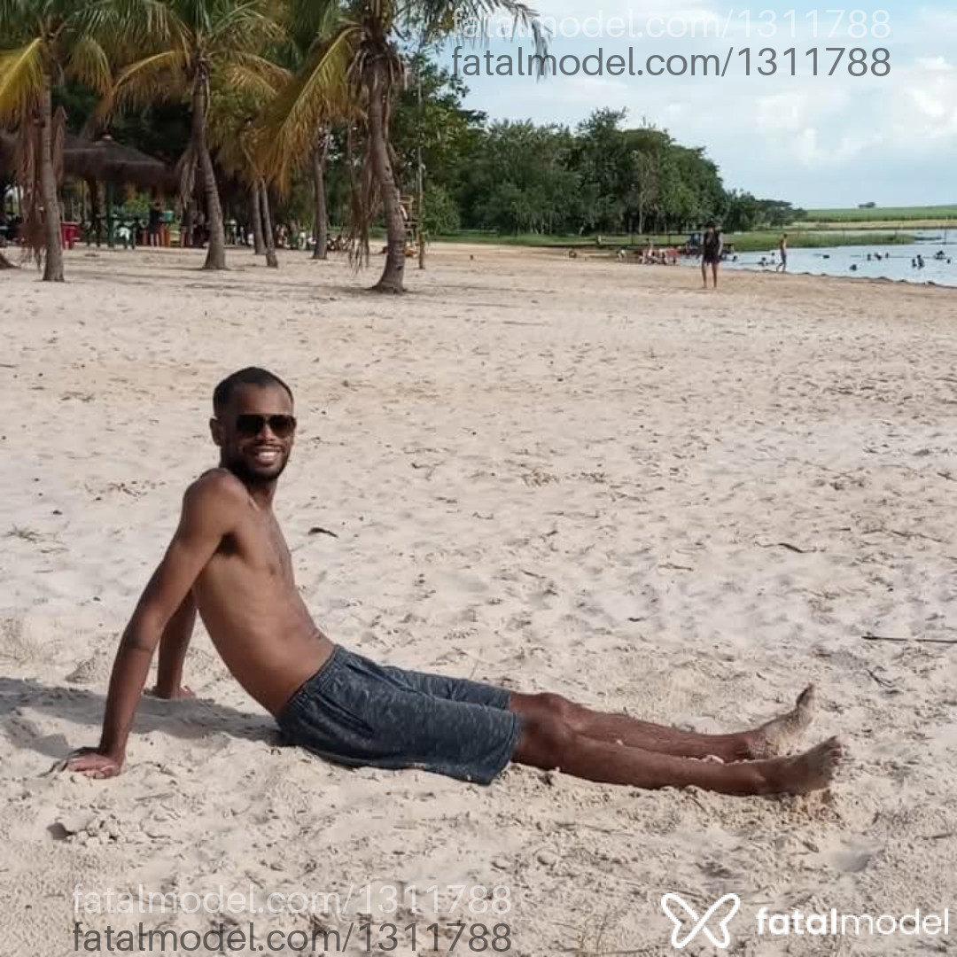 Acompanhante homem morena (o) de olhos castanhos - Leandro