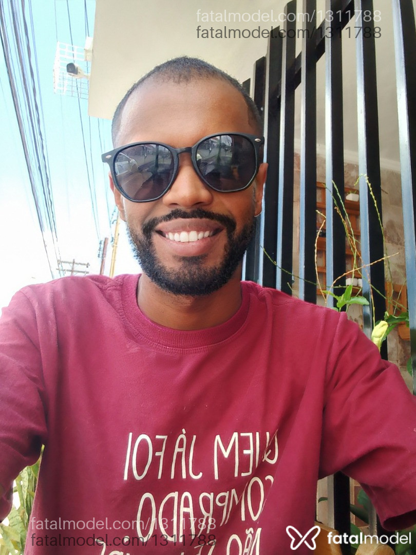 Acompanhante homem morena (o) de olhos castanhos - Leandro