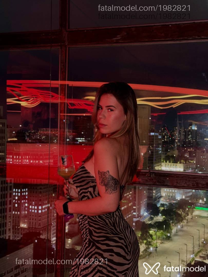 Acompanhante mulher loira (o) de olhos castanhos - Paola Stazaki