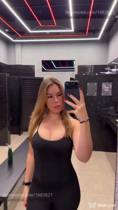 Acompanhante mulher loira (o) de olhos castanhos em Joinville - Paola Stazaki