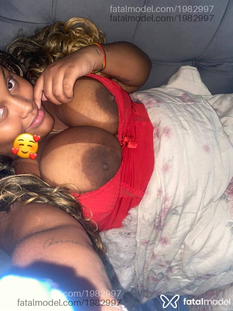 Acompanhante mulher com cabelo colorido de olhos pretos - Bruna Rodrigues