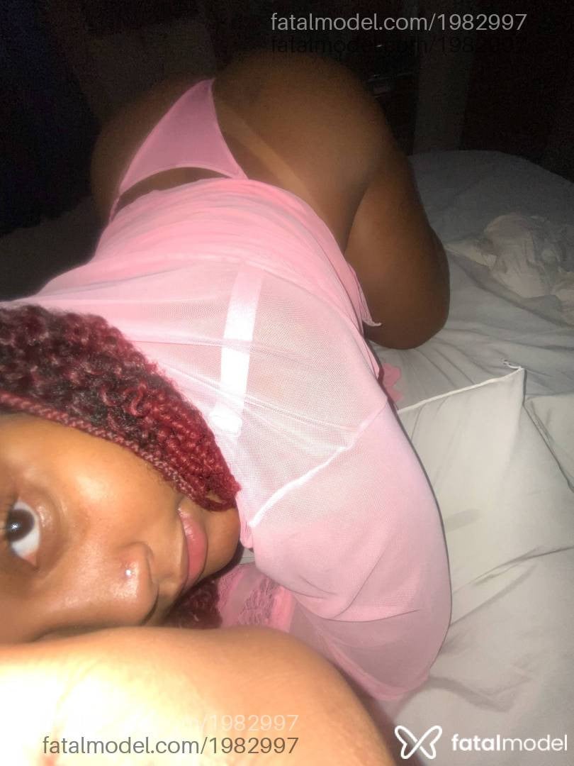 Acompanhante mulher com cabelo colorido de olhos pretos - Bruna Rodrigues