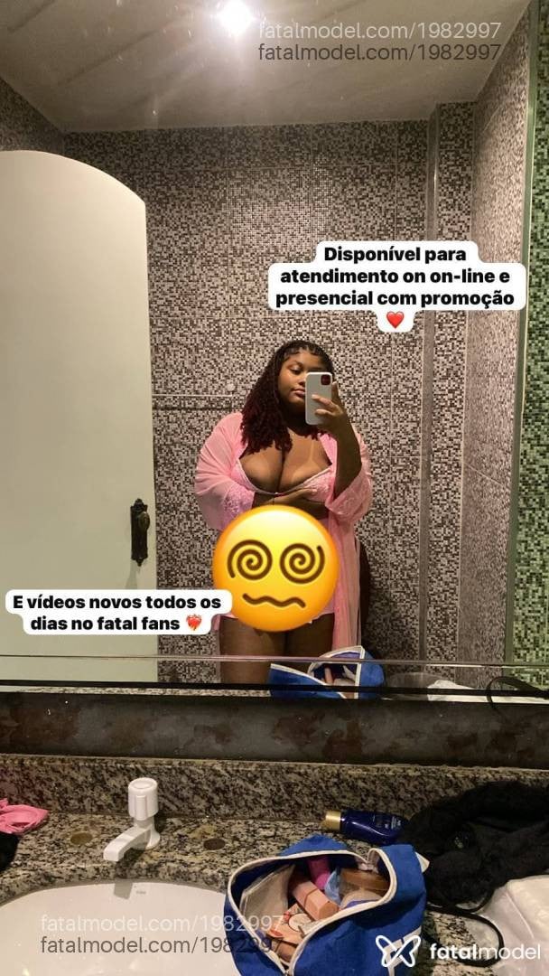 Acompanhante mulher com cabelo colorido de olhos pretos - Bruna Rodrigues