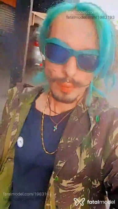 Acompanhante homem com cabelo colorido de olhos castanhos em Goiânia Acompanhante homem com cabelo colorido de olhos castanhos em Goiânia - Fenboy
