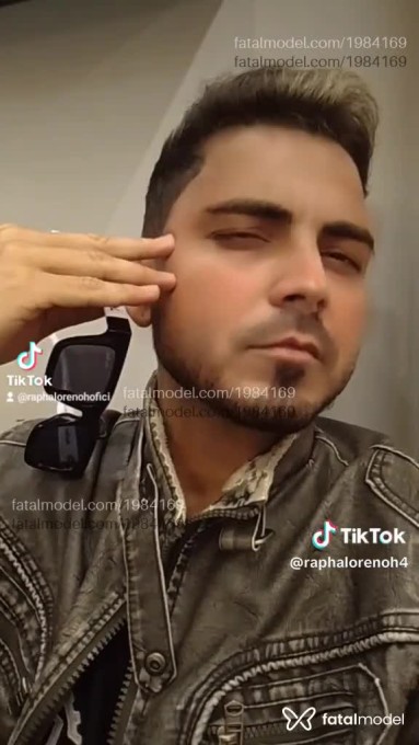 Acompanhante homem com cabelo castanho de olhos castanhos - Jhon Ferrari Acompanhante homem com cabelo castanho de olhos castanhos - Jhon Ferrari