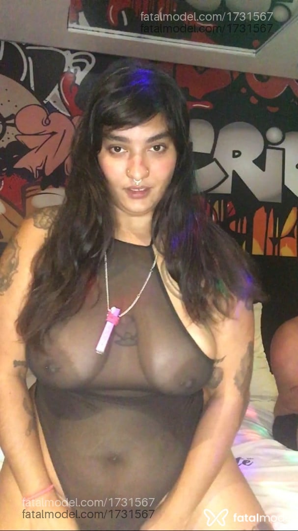 Acompanhante mulher morena (o) de olhos pretos - Cora Guerra