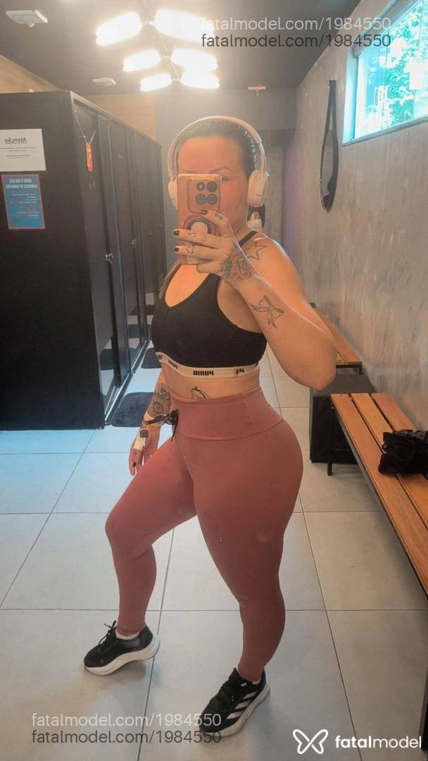 Acompanhante mulher com cabelo castanho de olhos castanhos - Ninna