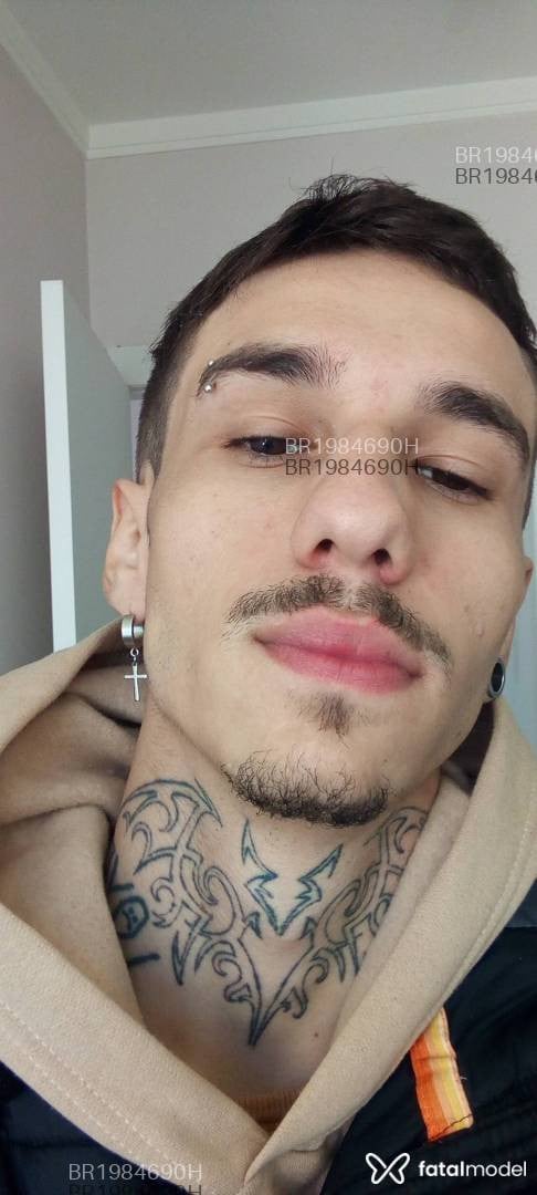 Acompanhante homem com cabelo castanho de olhos castanhos em Chapecó Acompanhante homem com cabelo castanho de olhos castanhos em Chapecó - Diego