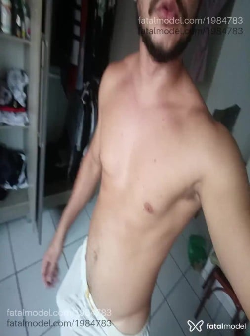 Acompanhante homem com cabelo castanho de olhos castanhos - Roberto Hetero Acompanhante homem com cabelo castanho de olhos castanhos - Roberto Hetero