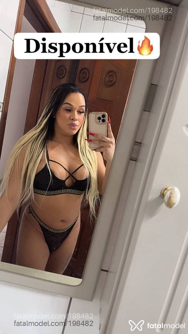 Acompanhante mulher trans com cabelo castanho de olhos castanhos - Nanah
