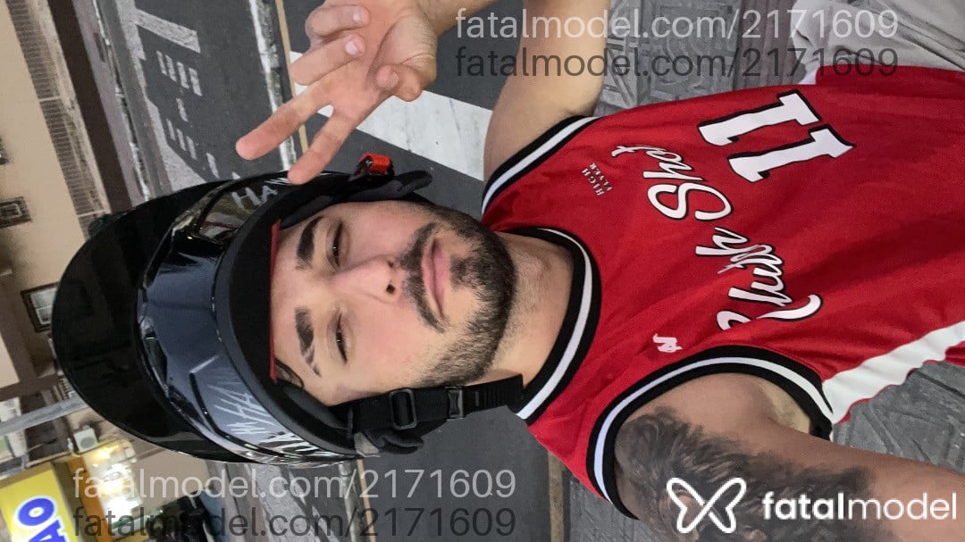 Acompanhante homem com cabelo castanho de olhos castanhos em Florianópolis - Kauê