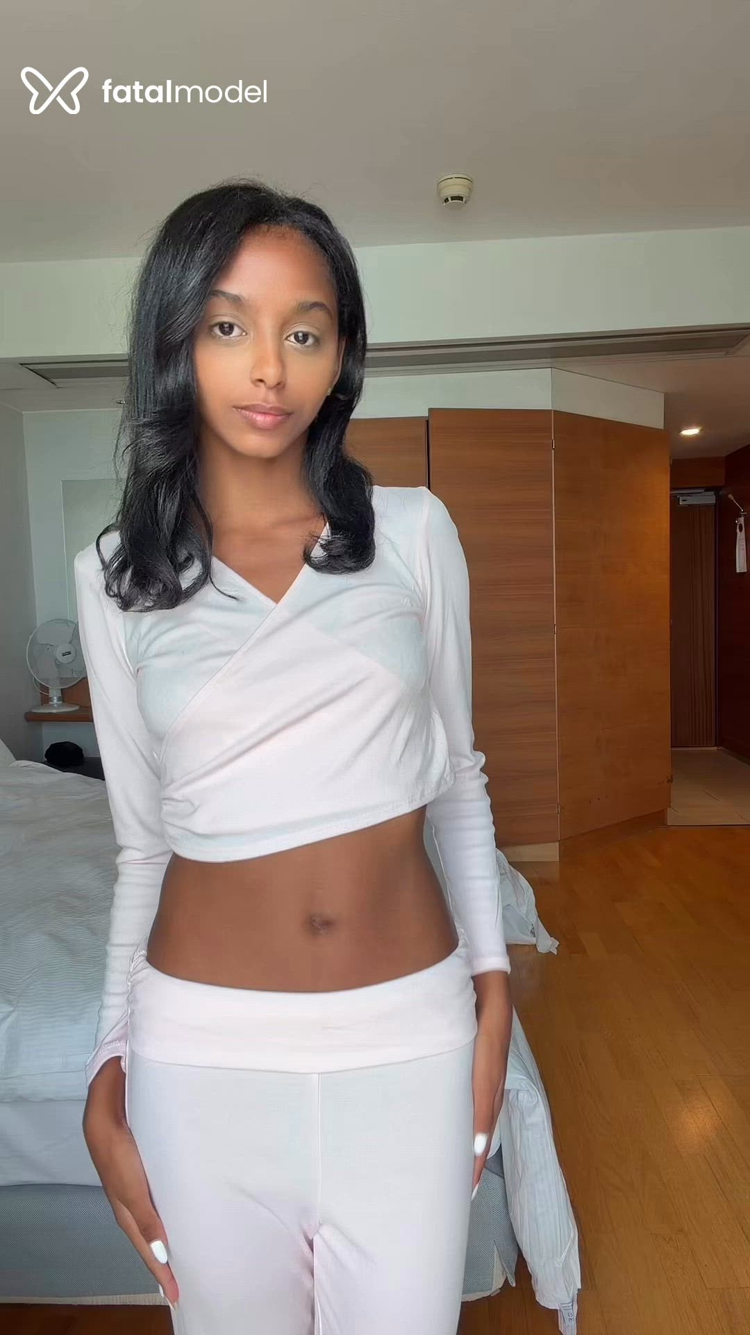 Acompanhante mulher morena (o) de olhos pretos - Aurora Clair