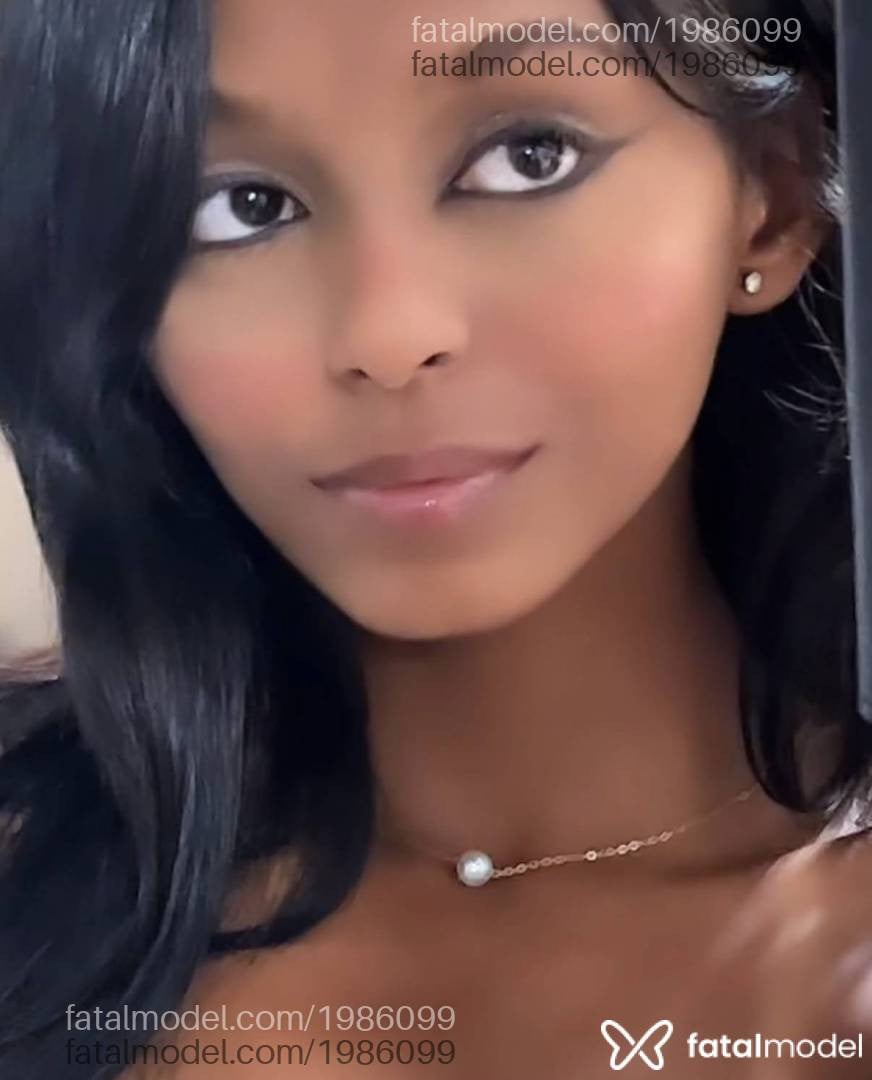Acompanhante mulher morena (o) de olhos pretos - Aurora Clair