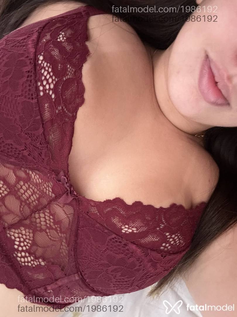Acompanhante mulher com cabelo castanho de olhos castanhos - Ana Lizz