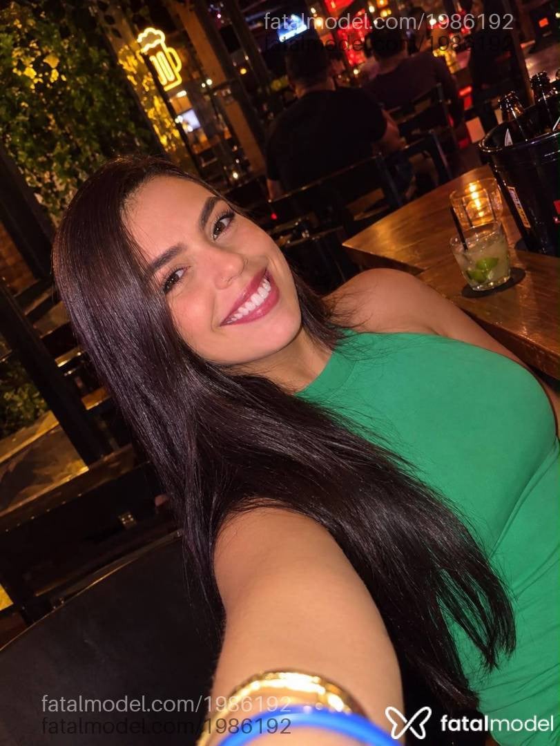 Acompanhante mulher com cabelo castanho de olhos castanhos - Ana Lizz