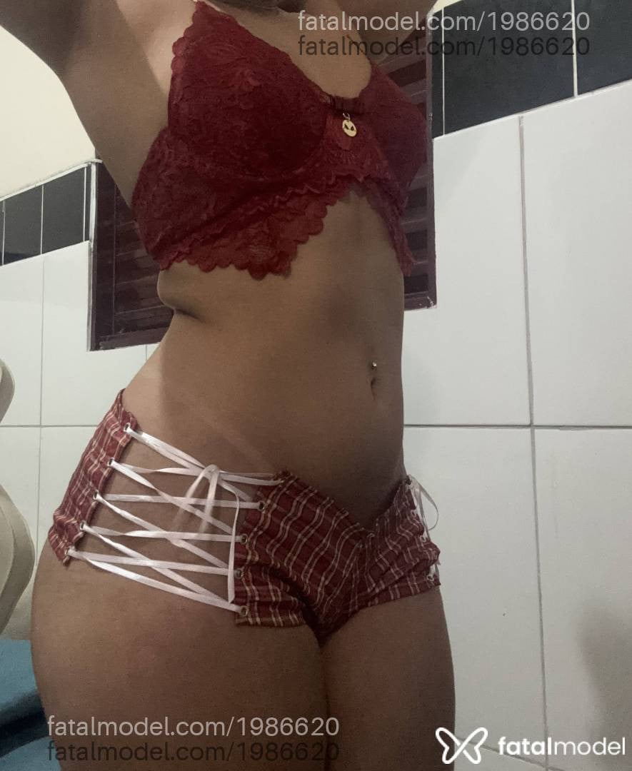 Acompanhante mulher com cabelo castanho de olhos castanhos - Blueberry