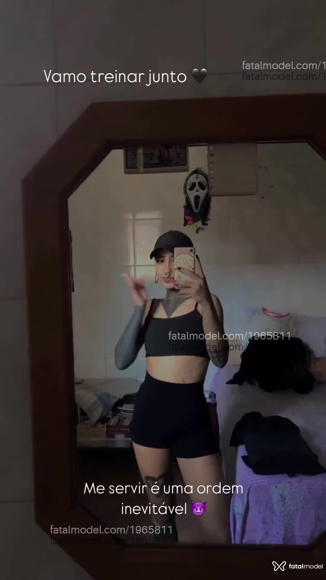 Acompanhante mulher sem cabelo de olhos pretos - Kinky Alien