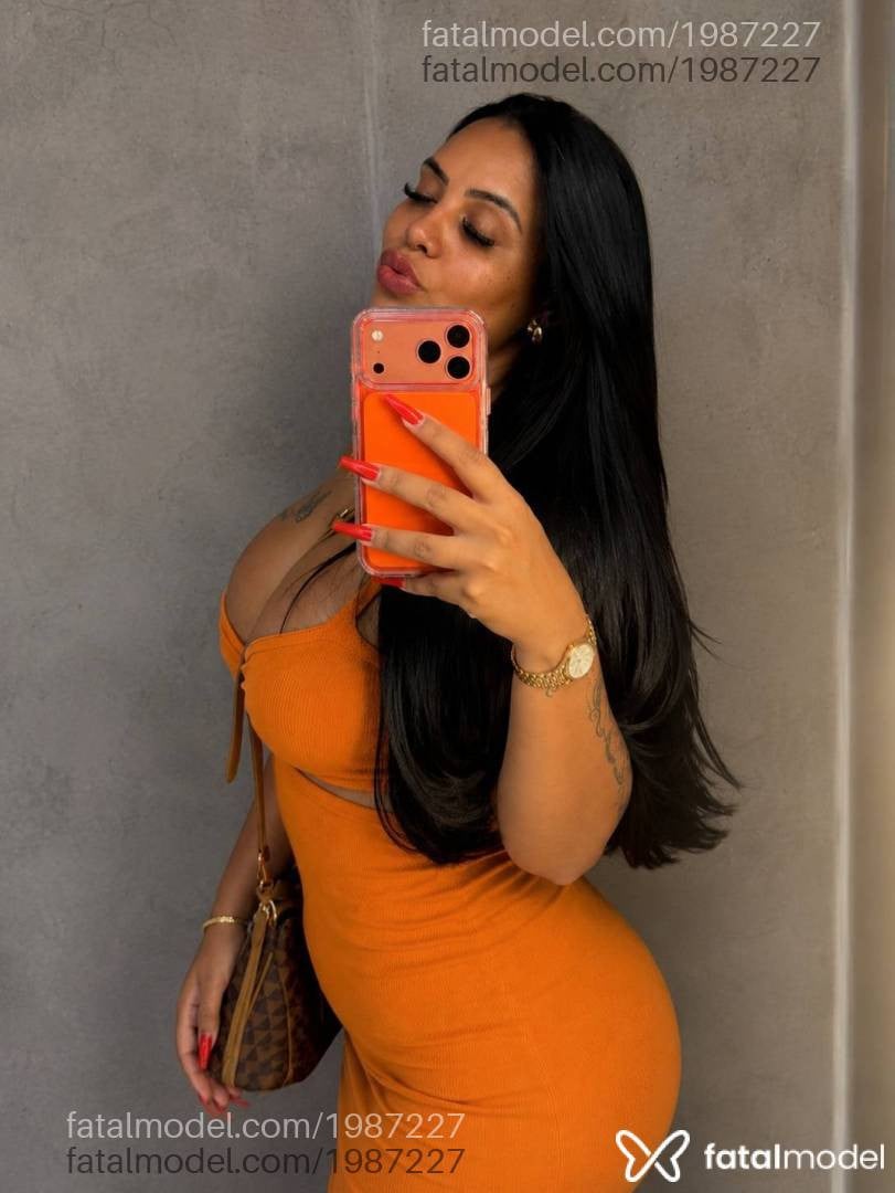 Acompanhante mulher morena (o) de olhos castanhos - Larissa
