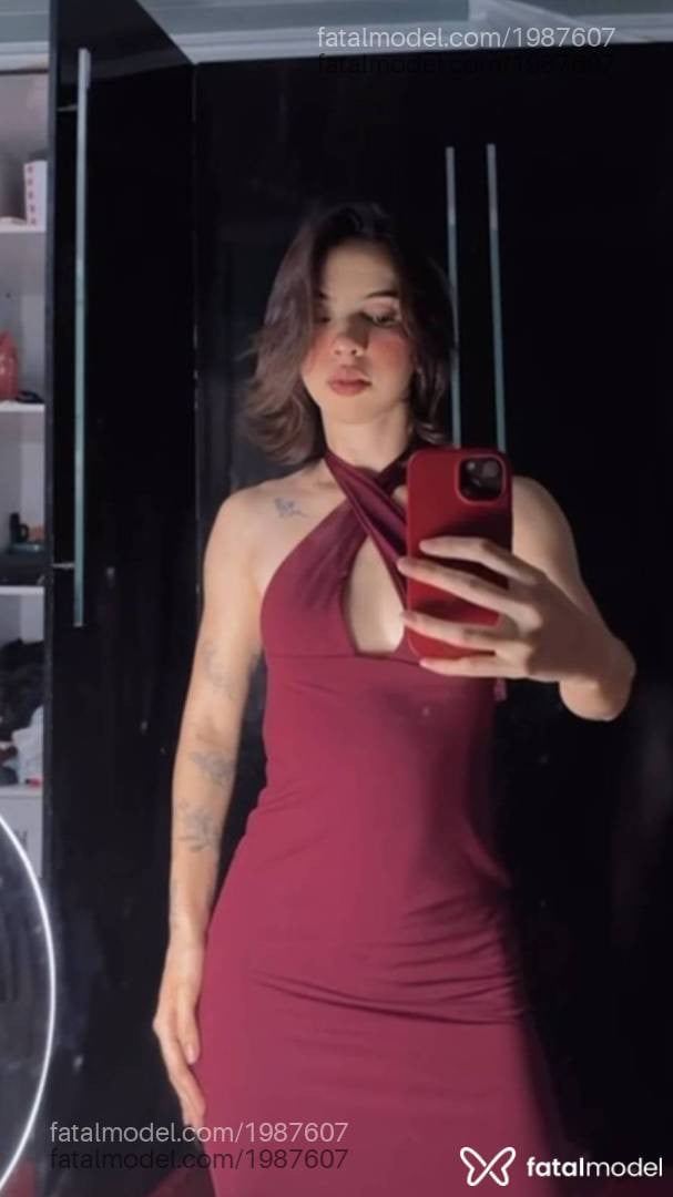 Acompanhante mulher com cabelo castanho de olhos castanhos - belly