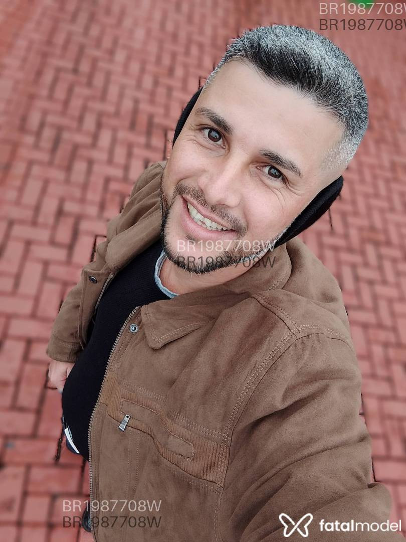 Acompanhante homem com cabelo grisalho de olhos castanhos em Cascavel - ítalo