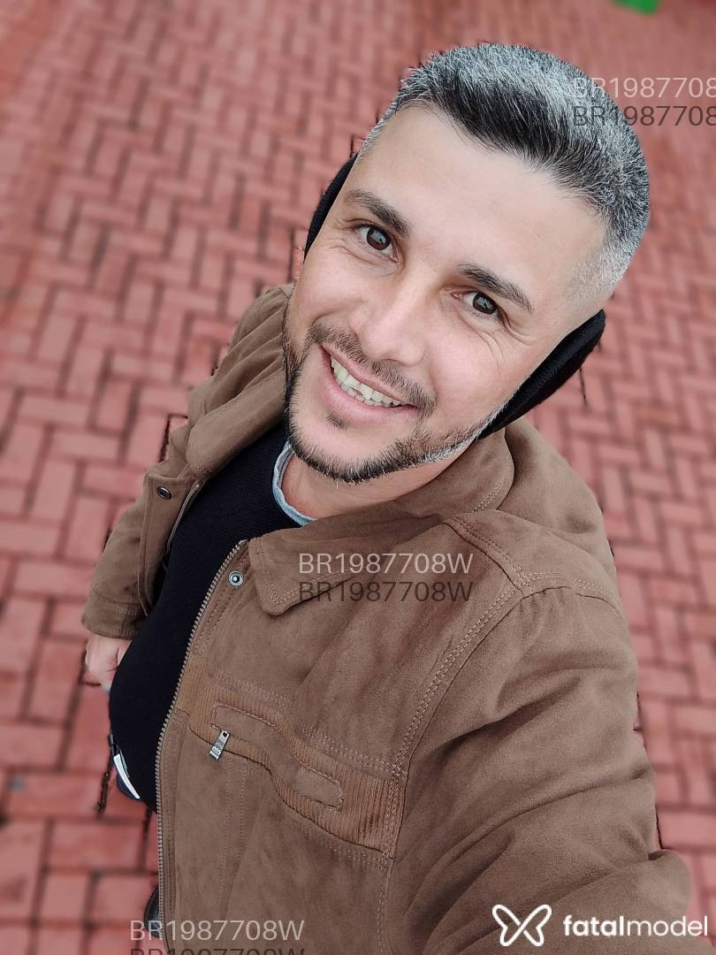 Acompanhante homem com cabelo grisalho de olhos castanhos em Cascavel - ítalo