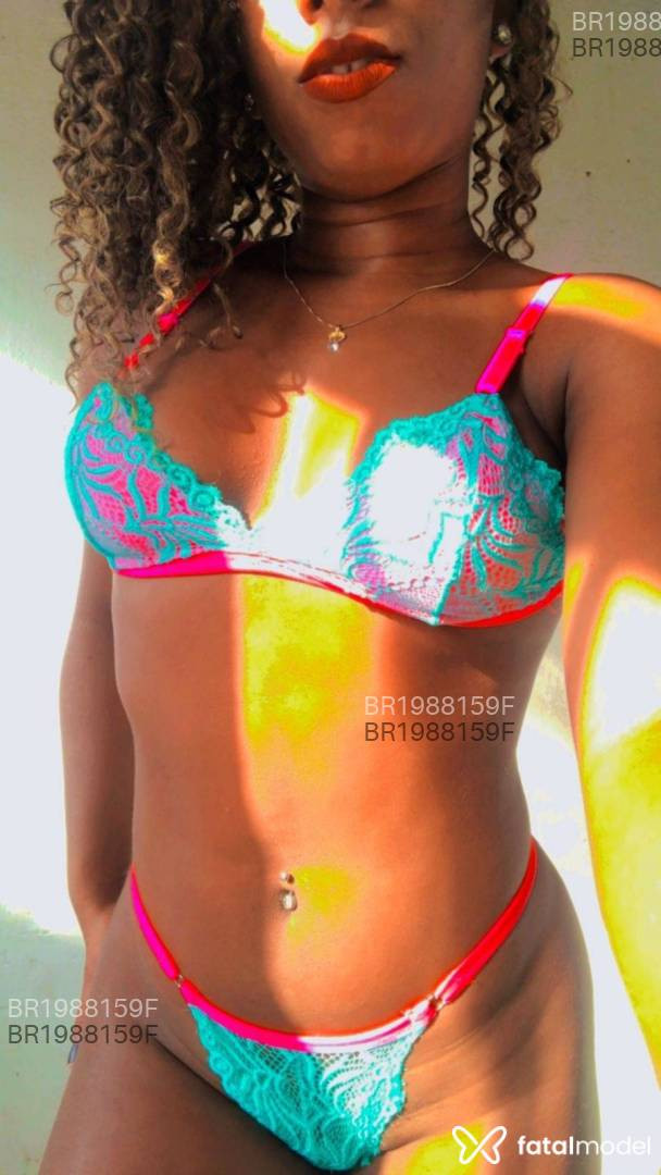 Acompanhante mulher com cabelo castanho de olhos pretos em Virtual Acompanhante mulher com cabelo castanho de olhos pretos em Virtual - Dafne Bueno