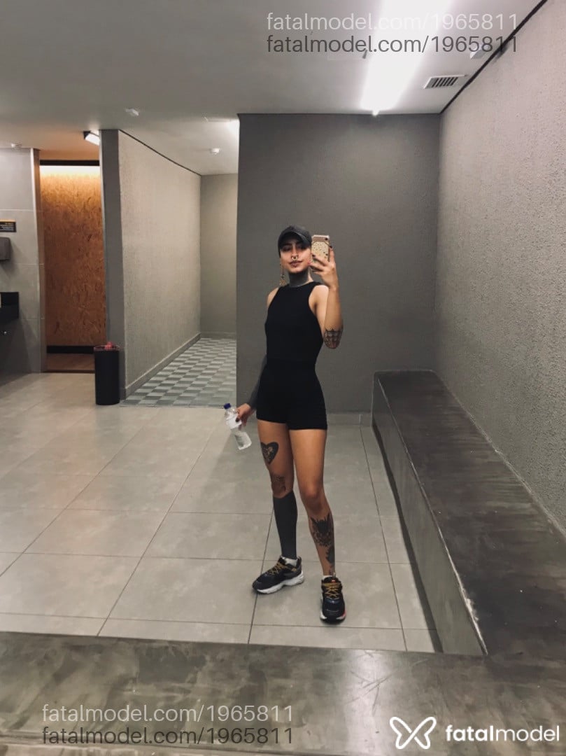 Acompanhante mulher sem cabelo de olhos pretos - Kinky Alien